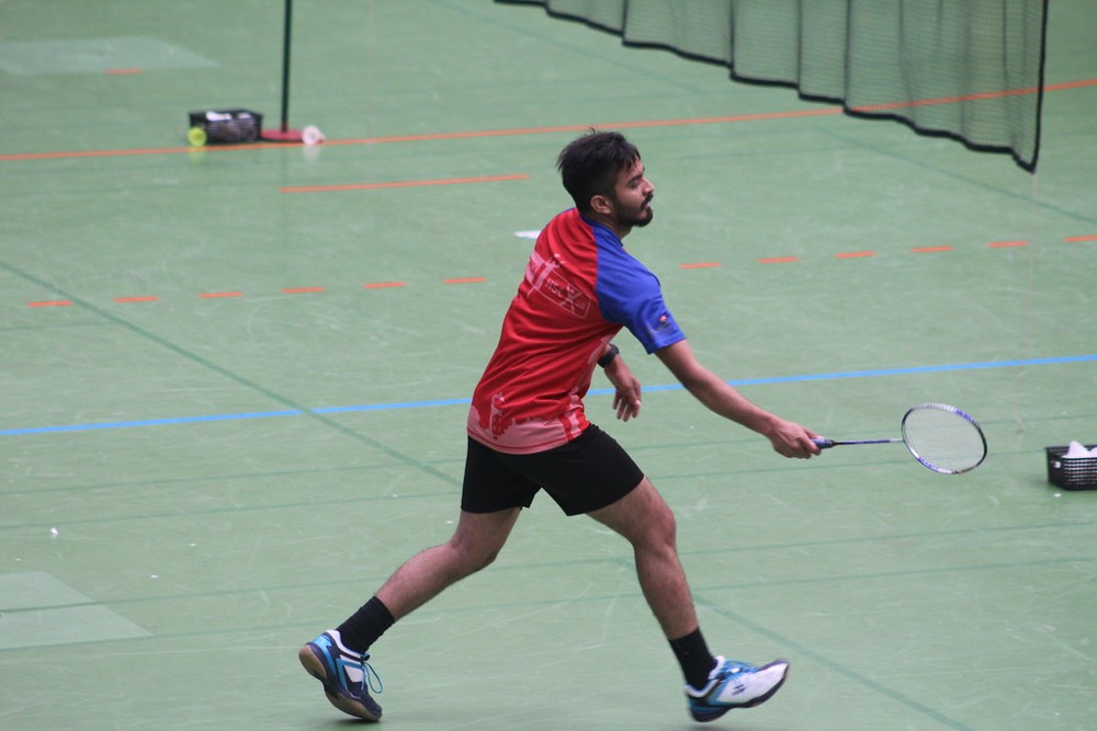 Singles player moving to the shuttle